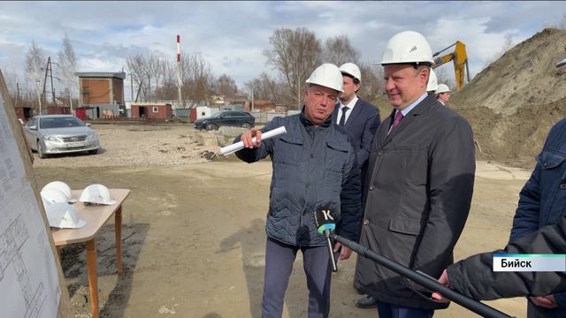 Трехэтажную школу на 350 мест строят в Бийске смотреть онлайн
