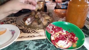 Мукбанг . Еда . На камеру . Картошка в мундирах . Кабачковая икра . Щековина. Сок.  Болталка