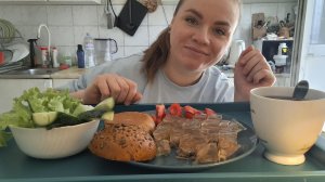 Сегодня на обед холодец, свежие овощи, зерновой хлебушек и горячий кофе| А я тут начиталась🫣