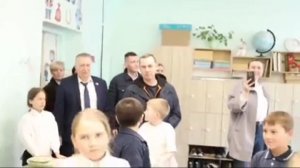 Шумков в школе разговаривает с ребятами 2.04.2026
