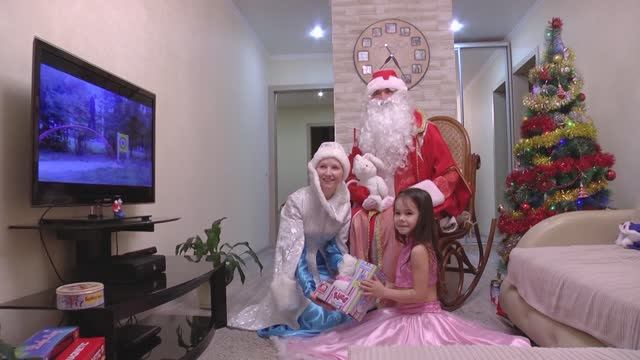 Праздник новый год, дед мороз и снегурочка у нас в гостях, детям, детское видео, музыка, игры, танцы