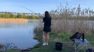 Девушка рыбачит одна. Рыбалка с берега на поплавок, донку. Аутдорс.