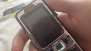 как Nokia 7360 работает без аккумулятора?? подсвечивает Вставьте sim-карту