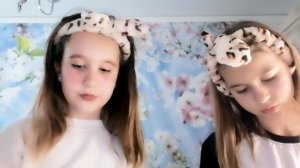 я и Милана делаем   друг другу макияж.