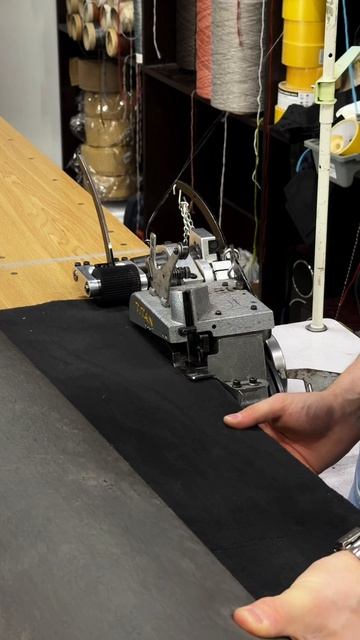 Делаем оверлок ковра для катера, на резиновой подложке.