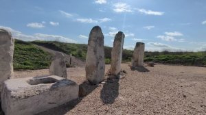 На площади стелл, отрывок из Ветхого завета, оригинал на иврите.