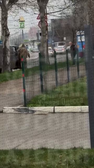 Вооруженный цепью одессит отбился от ТЦК. Украинский не доброволец.