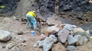 Строительство, шахтёры добывают камень