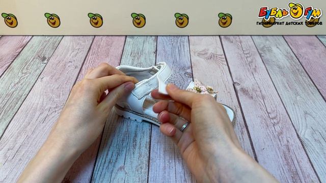 Туфли Pasito на липучках с декоративными бабочками белые - видео