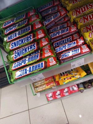 Алиса на ночёвка сидит в телефоне..