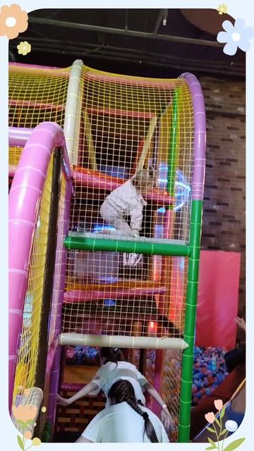 Арина бегает в своей любимой игровой