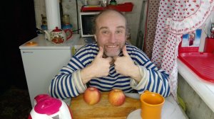 Завтрак с Рыжулей. Верчусь как уж. Жизнь научила. Мукбанг. Обжор. Еда на камеру. Диета. Шизофрения.