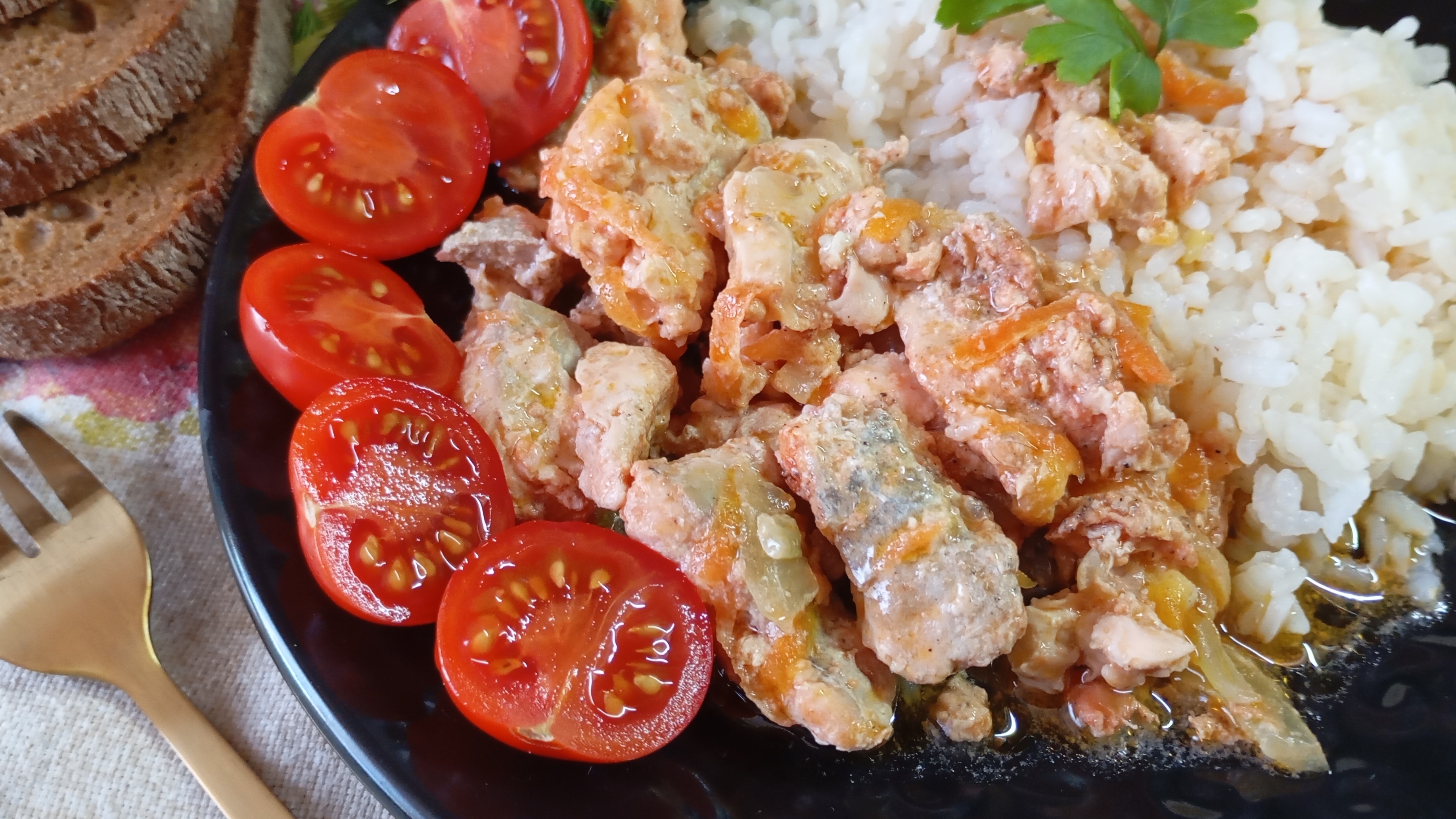 Гуляш из филе горбуши.