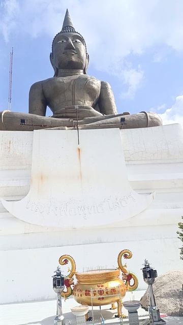 Он не поворачивается. Он — позволяет тебе отпустить