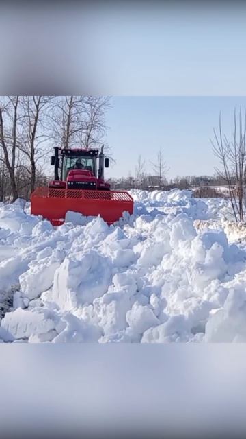 Кировец с отвалом Большая Земля убирает весенний снег смотреть онлайн