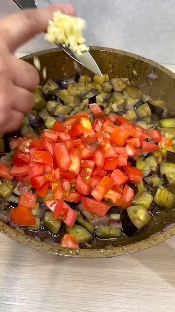 Макароны с баклажанами и помидорами.