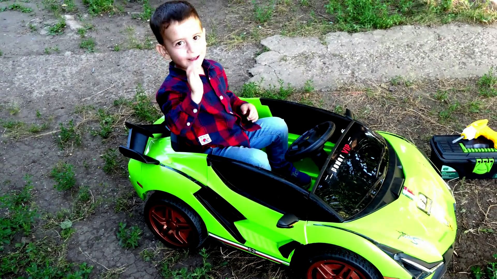 У Эрики новая машина, зеленый 