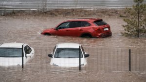 Каспийский циклон обрушился на Волгоград. Улицы ушли под воду, машины тонули прямо на дорогах