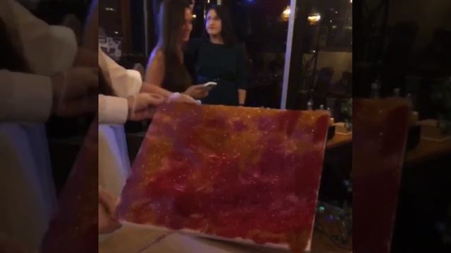 Портрет блестками на холсте