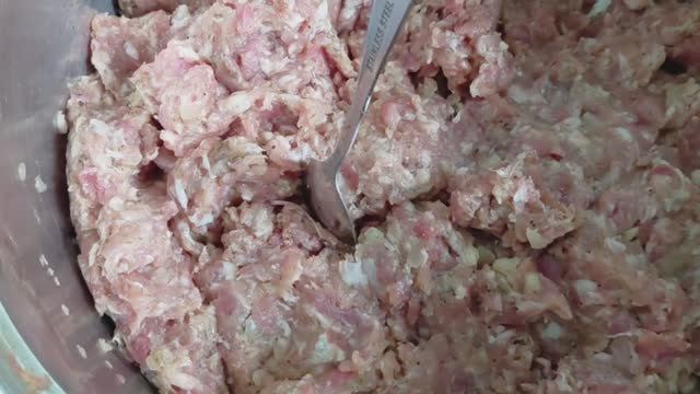 Лепим пельмени смотрим биатлон.