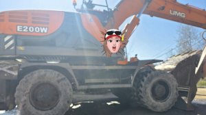 Очистка поверхность воды от мусора ,экскаватором и погрузчиком .