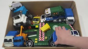 Мультики для детей и малышей. Мультики про машинки . Распаковываем коробку с яркими машинами .