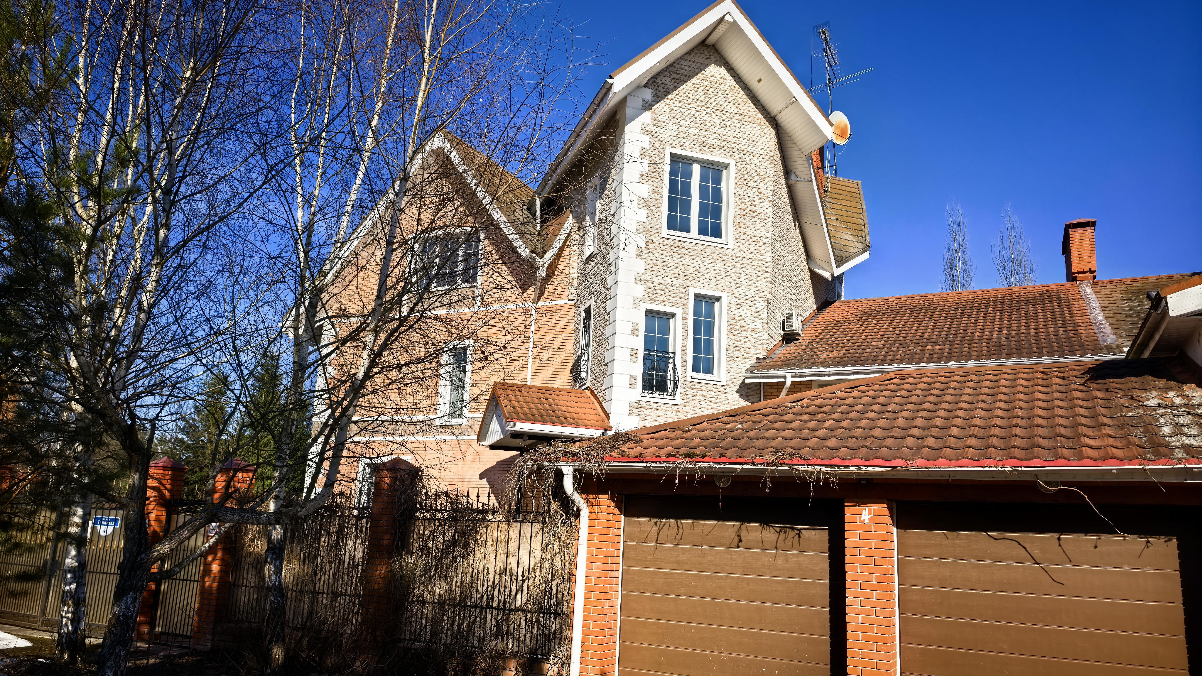 дом 610 кв м ,участок 14 сот ,Красногорск м Опалиха городские комуникации