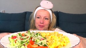 Мукбанг Яна в образе Пловокаша илли рис с курицей, салат витаминный овощной. Еда вкуснота.