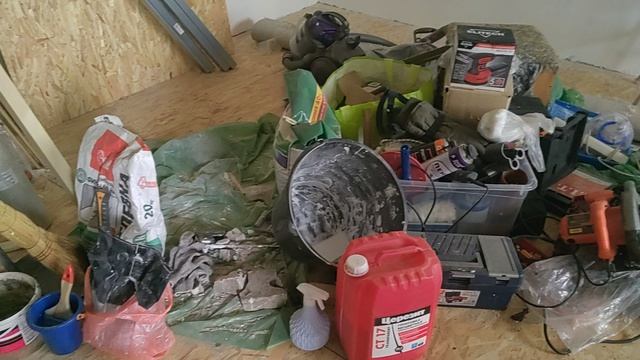 Жарю рыбу. Толя трудится.