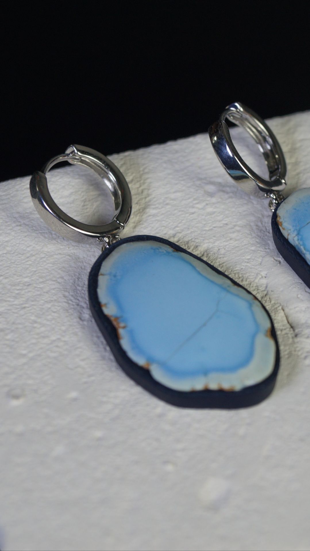 Серьги из кожи с бирюзой.