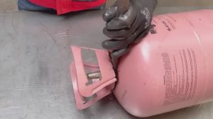 Не выбрасывайте свой старый газовый баллон, сделайте из него переносной мангал