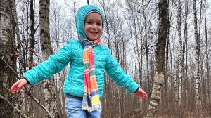 Арина в Удельном парке прыгает по заваленным деревьям