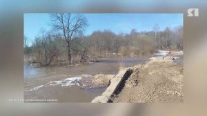 Люди не могут добраться до работы и сходить в магазин: ситуация на месте разлива реки Кубрь