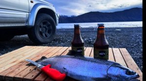 Зимняя рыбалка на озерную форель и кемпинг с использованием грузовиков