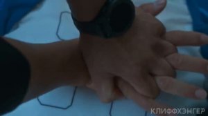 Люди выживают во время ВСЕМИРНОГО ПОТОПА, следя за КОНЦОМ СВЕТА на крыше 30-этаж