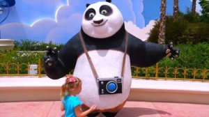 Настя ищет пропавшие игрушки в парке в Дубаи