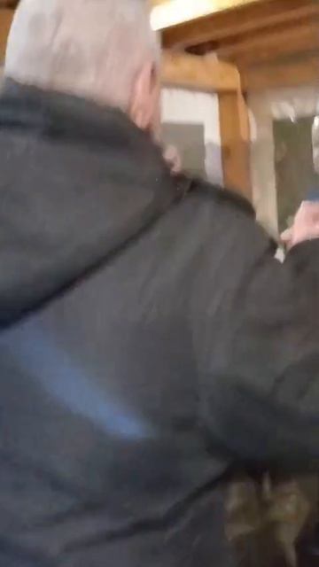 Девушка в очках поет в караоке