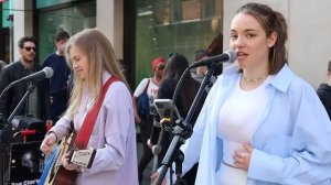 Красавица классно поют на улице