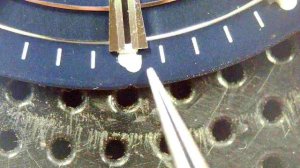 Клеим отлетевший люминофор