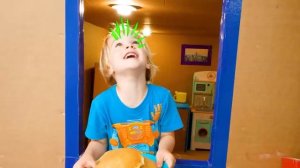 Гигантский картонный дом и другие веселые приключения для детей с Крисом