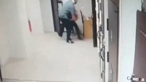 Момент нападения подозреваемого на конвоиров в Подмосковье попал на видео