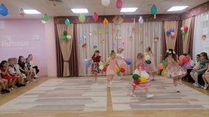 Танец с шариками 
Девочки старшей группы