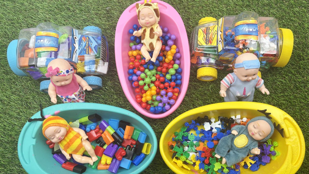 Мультики для девочек. Яркие Ванночки с куклами и машинками на зеленой траве. Мультики для малышей