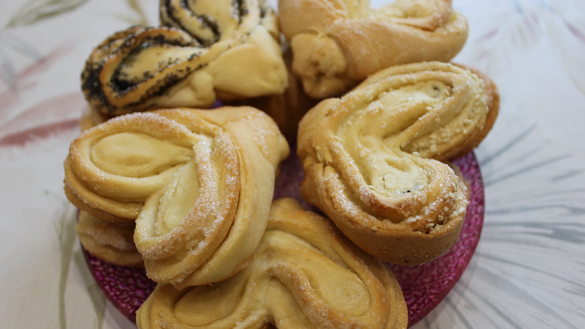 Плюшки Московские с сахаром и другими начинками.