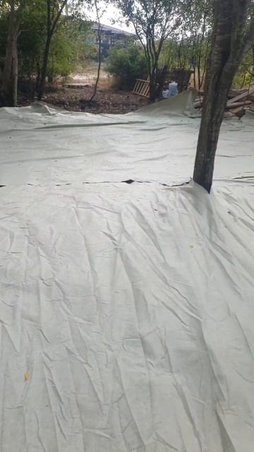 ОТЕЦ СТРОИТ С РЕБЕНКОМ НА РУКАХ