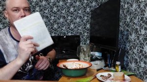 Мукбанг. Борщ с майонезом, чесноком и сарделькой. Рецепт котлет быстринка.