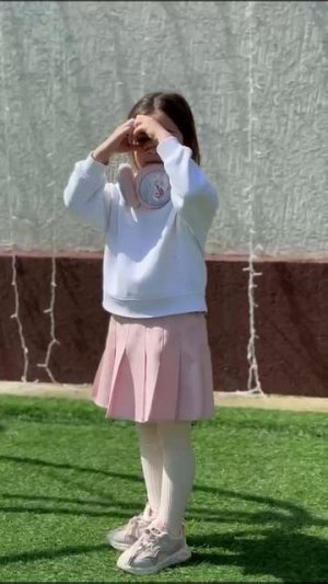 Дети в саду активно играют на свежем воздухе