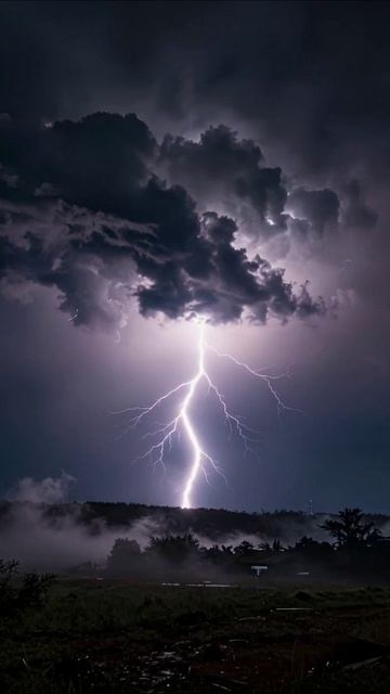 Невероятная сила молнии в темном небе #молния #природа #шторм