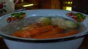 Простой деревенский обед из свежих продуктов.