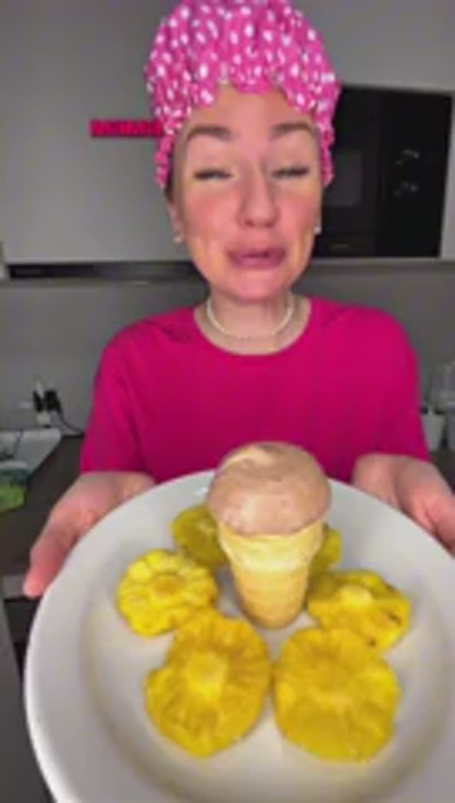 КОГДА МАМА КОРМИТ ДЕТЕЙ🤣 #семья #есения #eseniya #ржака #прикол #сестры #яжмать